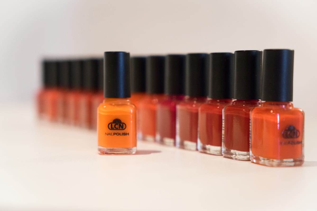 LCN Nagellackflaschen in Orangetönen